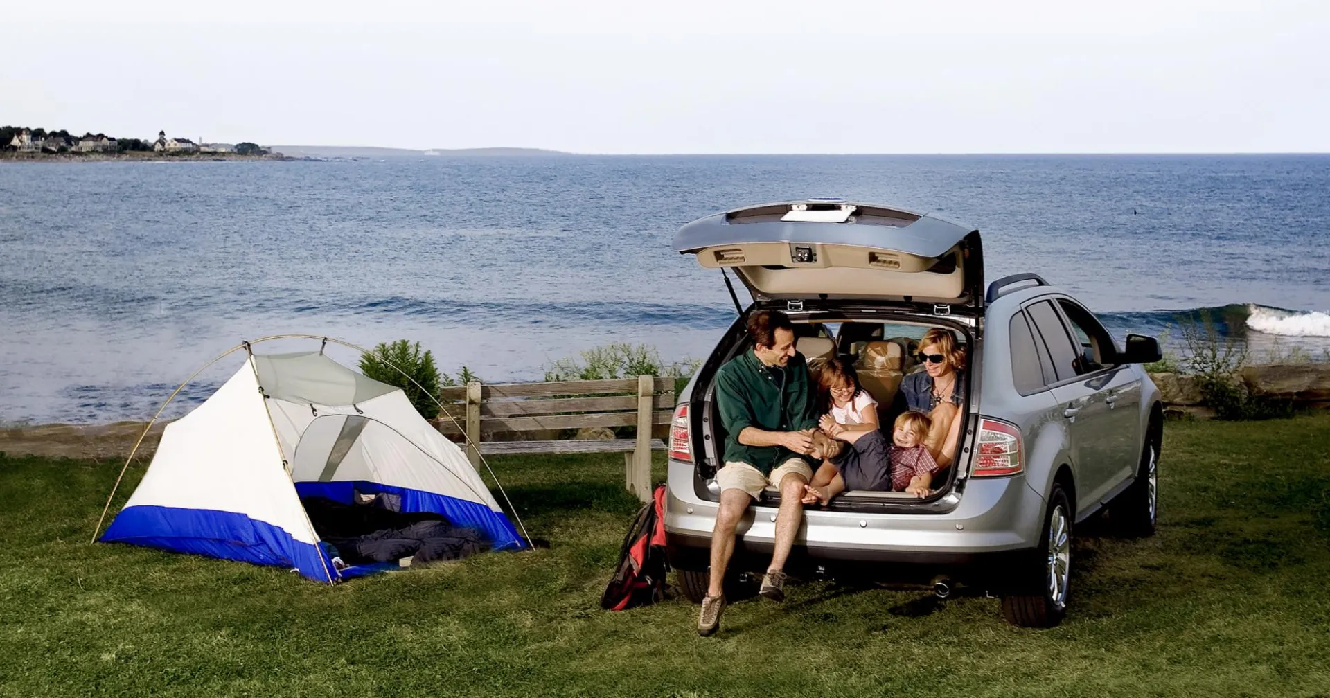 Familie achter in auto met kampeertent