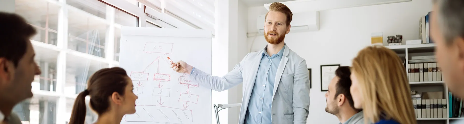 Consultant geeft presentatie